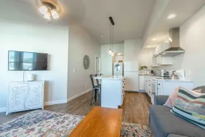 Cozy Downtown Apartment - Image 4