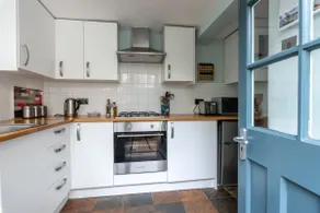 Delightful 2 bed garden cottage (free parking) - Image 5