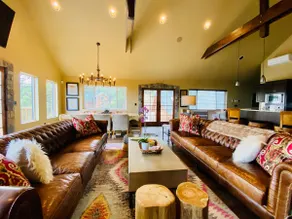 3 Bedroom 3 Bath 5 Star Gated Luxury Lodge EV Chgr - Image 4