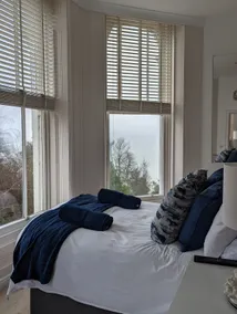 Stylish 1 Bed Apartment with Sea views - Image 2