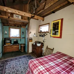 Bird Hollow Cabin (1 room antique logs) - Image 5