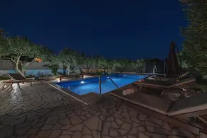 Green garden villa with pool - Image 4