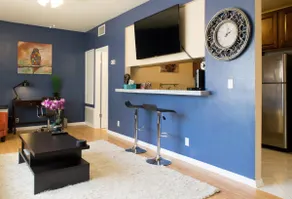 Modern Montrose Condo - Image 4
