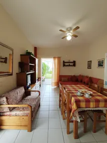 Ritsa's stylish cottage on Pefkochori beach - Image 2