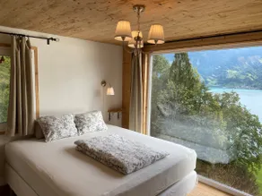 Chalet with lake & mountain views - Image 3