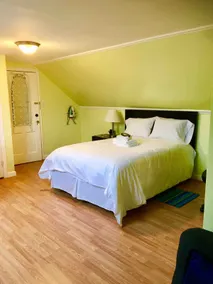 #4 CLEAN COMFY & COZY GLORY GUEST SUITE - Image 4