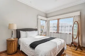 Open plan Art Deco apartment, bay & city views - Image 5
