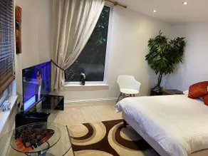 Delightful 1 bedroom lodge in Chilworth - Image 2