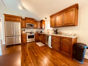 Willow Oak Retreat // Comfy beds & Large backyard! - Image 4