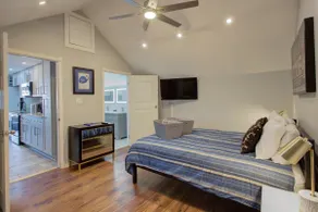 Charming Central 2BR | Courtyard | Pet Friendly - Image 4