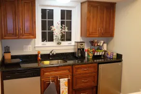 Private 3 Bed Guesthouse w parking & water filter - Image 5