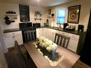 The Bees Nest - Cozy downtown home away from home - Image 3
