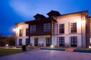 Luxury Villaviciosa - Image 4