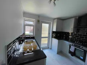 Lovely 2 bedroom apartment with a garden - Image 4