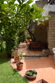 Garden villa a stone's throw from the sea - Image 3
