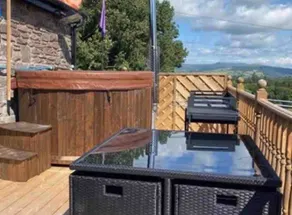 Dog-Friendly 6-Person Cottage with Hot Tub - Image 3