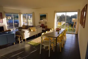 Stylish & tranquil villa with panoramic views - Image 4