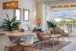 Puerto Banus Frontline Apartment with Amazing Sea Views - Image 2