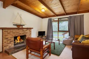 Seaside Retreat in Rye, Cozy 3-BR Home - Image 2