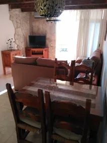 CONFORTABLE, BRIGHT, WELL LOCATED APARTMENT - Image 4