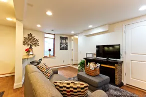Luxurious and Cozy Downtown Garden Apartment - Image 4