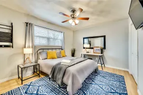 Dallas Flat | Sleeps 4 | Mini Golf & Arboretum - Image 4