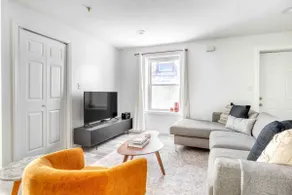 Stunning New 2BR Apt, 10 Min to NYC - Image 3