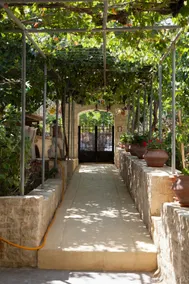 Traditional house in Panormo center - Image 2