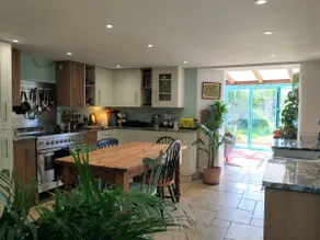 Cosy thatched cottage with large secluded garden - Image 4