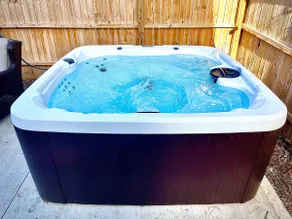 The Dakota (B)- King Bed- Hot Tub- Near OSU - Image 5