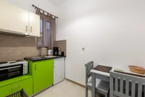 Ground floor apartment overlooking the courtyard and the village - Image 2