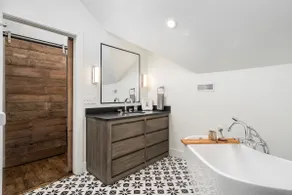 Private Carriage House - Garage Parking - Image 4