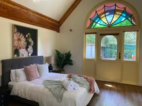Romantic apartment immersed in nature - Image 5