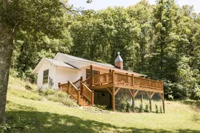 Starshine Cottage: Renovated Vintage Farmhouse - Image 2