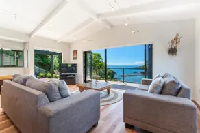 Beachfront Enclosure Bay - Waiheke Unlimited - Image 2