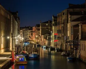 Typical Venetian house on the canal - Image 5