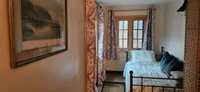 Entire house 1.5 miles from I-64 The Hemlock House - Image 3
