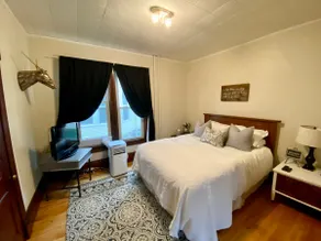 Charming Spacious 2BDR by Downtown/Menominee/Lake - Image 3