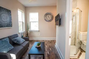 Beautiful Guest House on New Built Home Near Downt - Image 5