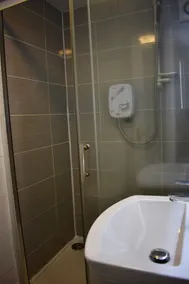 Modern 1 Bedroom Apartment Close to the Centre - Image 4