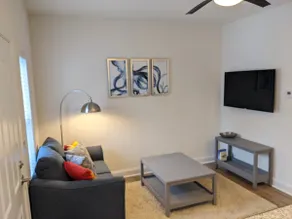Cozy canal front apartment close to everything - Image 2