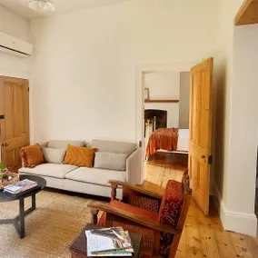 Cosy historic 2 BR cottage w/ fireplace & garden - Image 4