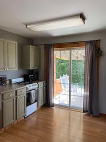 Intimate Stay with Lake View in Wine/Beer Country - Image 3