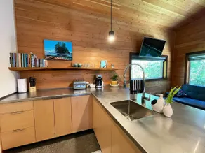 Salty Cedars Guest Suite | 2 mins to trails/beach - Image 4