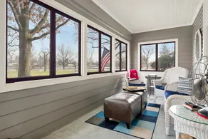 Classic Lakeside Park Retreat - Image 5