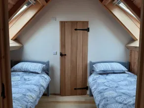 Cosy 1 bedroom private loft with kitchen. - Image 4