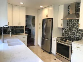 Beautifully designed 5 Bedroom home w/ large yard - Image 4