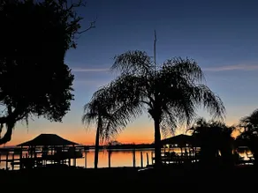 Beautiful riverside bungalow with tiki bar & beach - Image 4