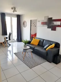 Bright 4th floor apartment near beaches - Image 3