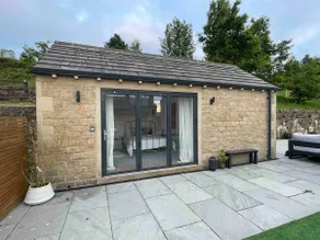 1 bedroom guest house with garden & parking - Image 4